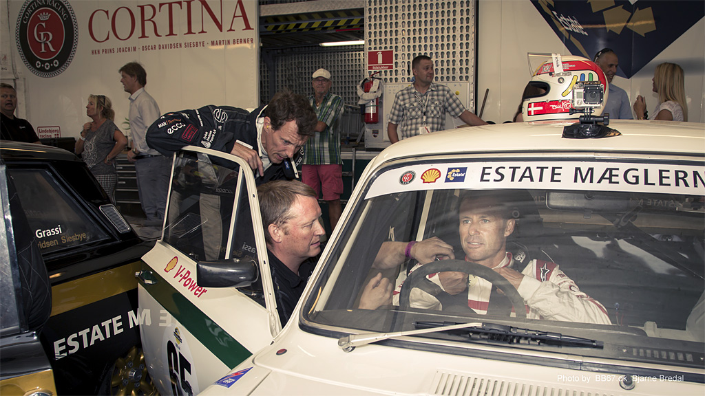Tom Kristensen er i cockpittet på den helt nye Audi R8 V10-sportsvogn med over 600 hestekræfter, og en Lotus Cortina der er mindst lige så sjov at køre
(Foto: Bjarne Bredal)
